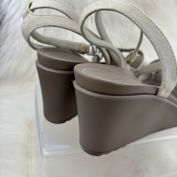 CROCS Cream Wedge Sandals with Minimalist Design - Picture 4 of 11